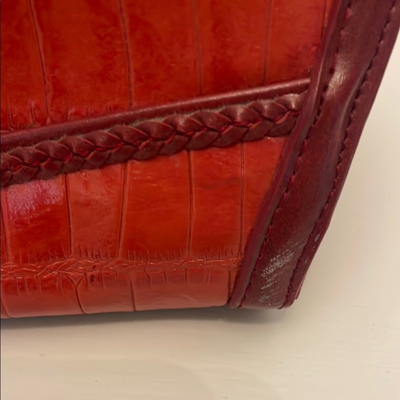 Elegant Red Crocodile Pattern Tote Bag - Picture 4 of 5